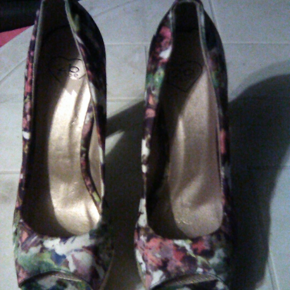 2B BEBE OPEN TOE PUMPS